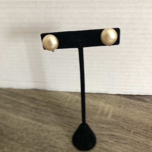 Vtg Faux Pearl Screw Back Earrings - Picture 2 of 9